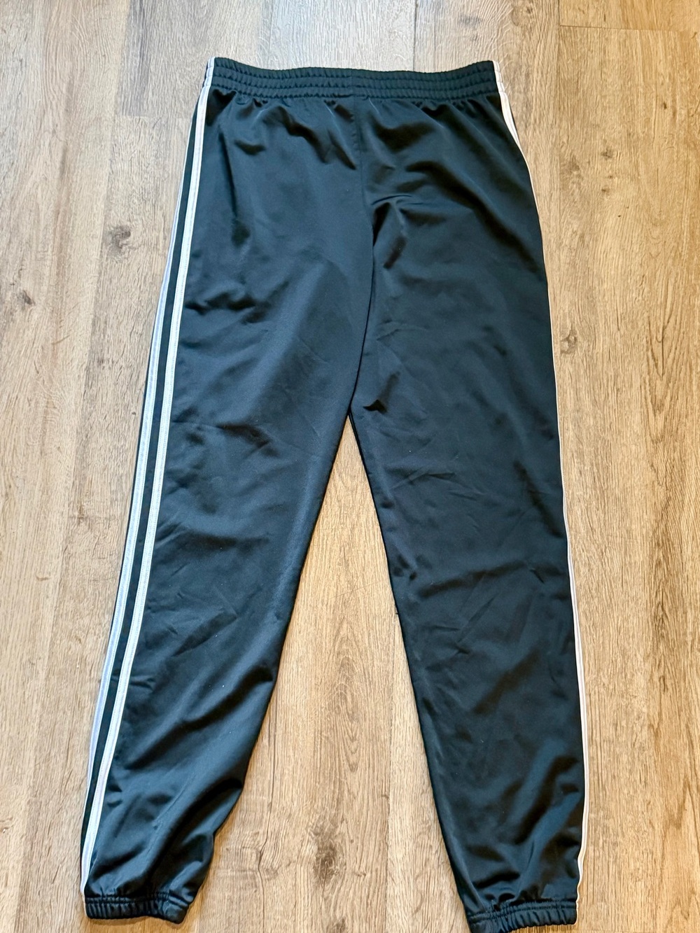Adidas BoysXL 18/20 2-Piece Track Suit Camo Jacket and Black 3 Stripe Pant
0003 - Picture 6 of 8